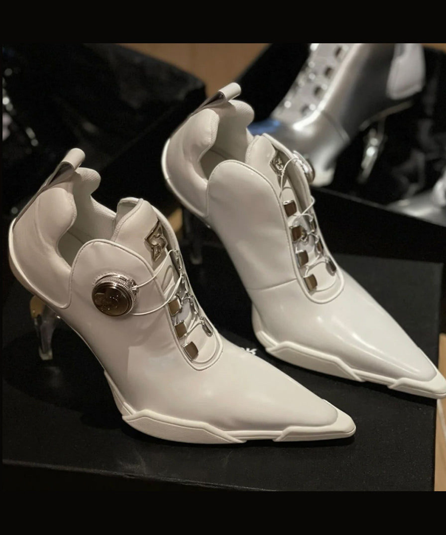 Fashionabla kvinnors högklackade stövlar med spetsig tå, vita. Trendiga konstläder stövlar, idealiska festskor.