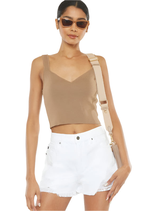 Vita högmidjade shorts för kvinnor med trendiga fransar. Perfekta sommarshorts för en avslappnad stil.