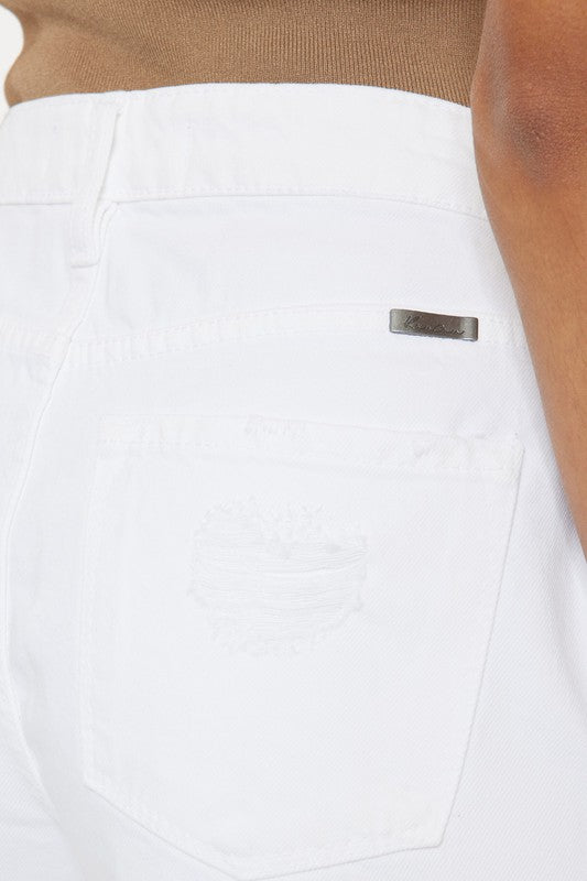 Avslappnade vita kortbyxor för kvinna med hög midja och snygga fransar. Måste-ha sommarshorts.