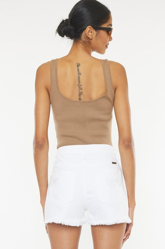Vita damshorts med hög midja och fransade detaljer. Dessa trendiga sommarshorts är bekväma och stilrena.