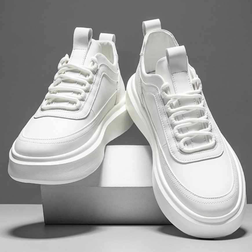 Vita herr sneakers med trendig design och stilren look, perfekta för vardag och fritid.