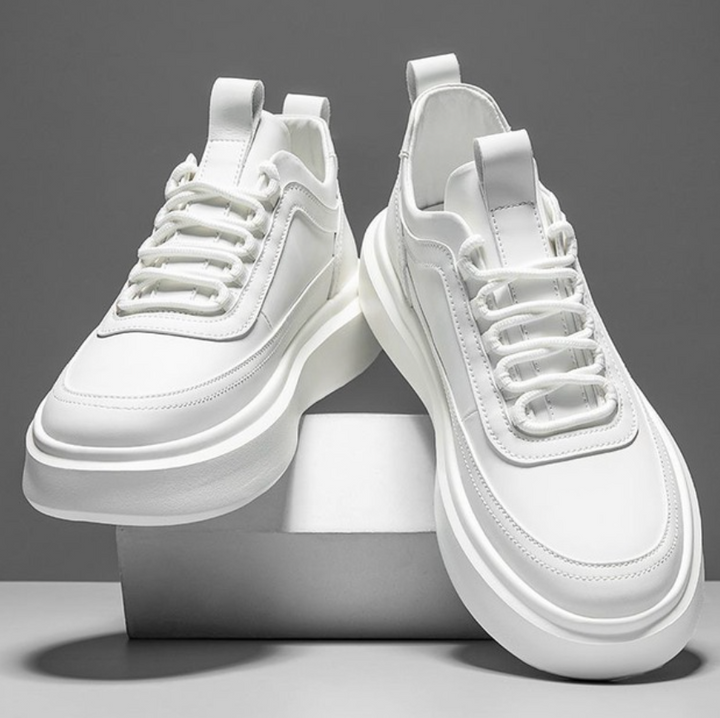 Vita herr sneakers med trendig design och stilren look, perfekta för vardag och fritid.