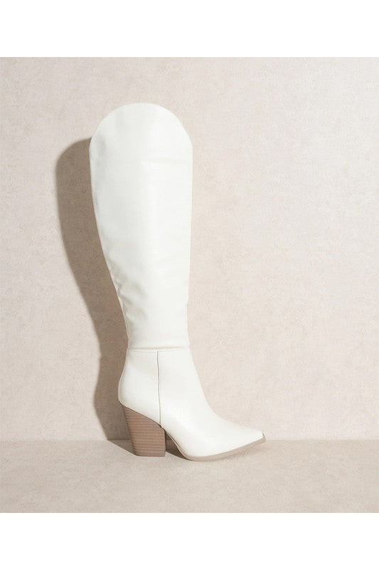 Bekväma vita cowboystövlar för dam. Knähöga stövlar för vår och höst som lyfter din trendiga look.