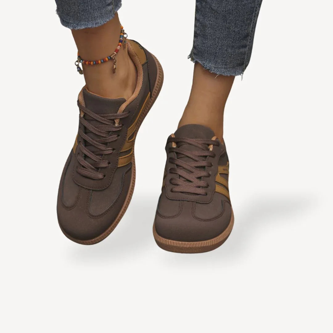 Sidovy av moderna kvinnors sneakers med låg profil, en trendig och multifunktionell vardagssko.