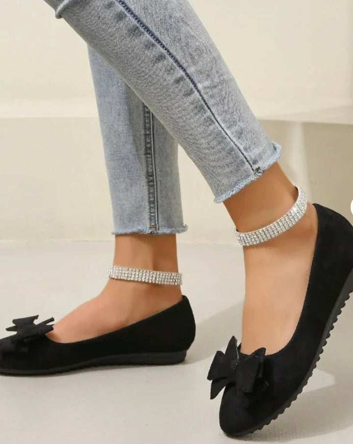 Praktiska vita slip-on damskor sett bakifrån. Enkla att ta på, bekväma för alla tillfällen, sommar & vår.