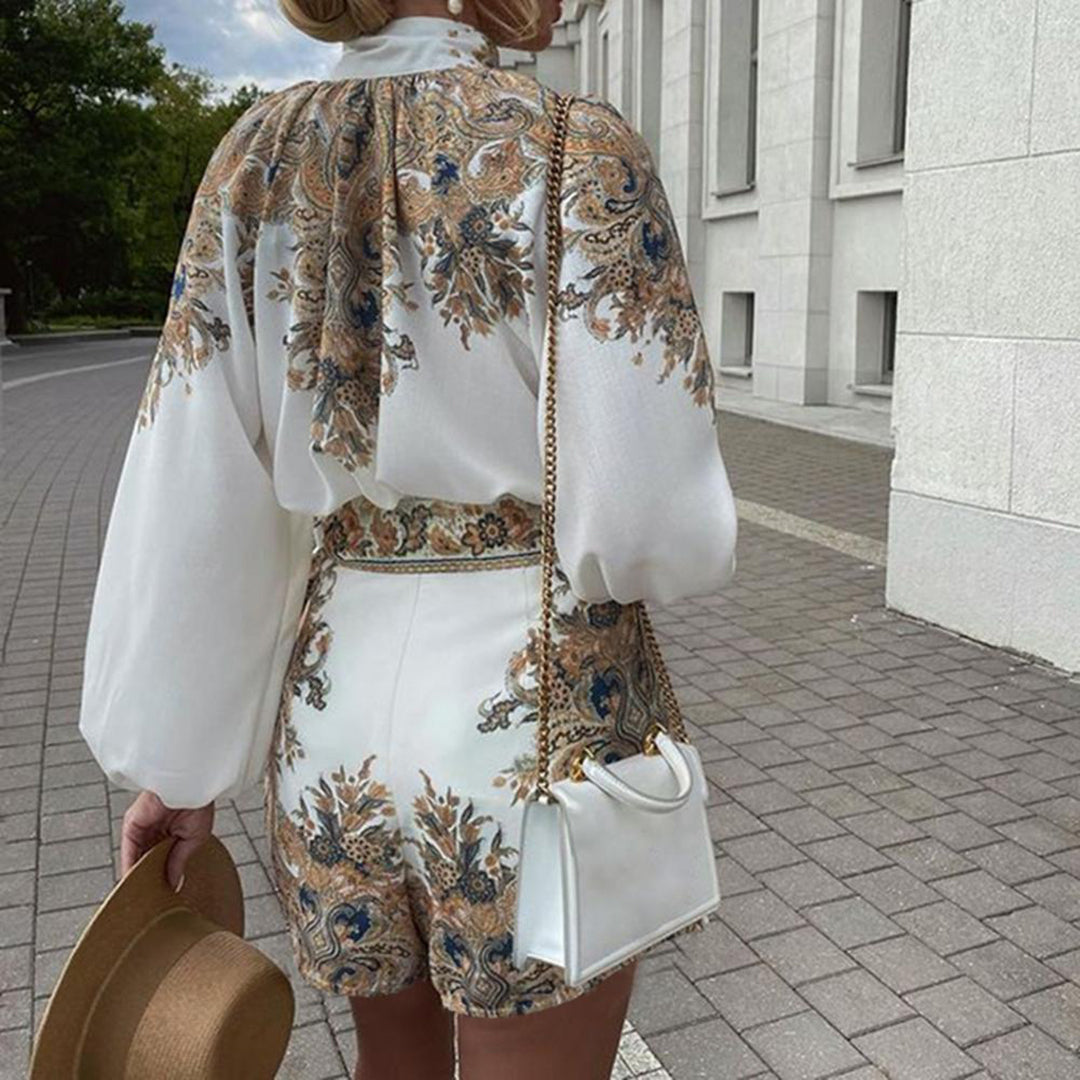 Rosa korta kvinnorshorts, med design för höstmode. En mångsidig del av den stiliga garderoben.