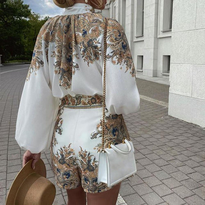 Rosa korta kvinnorshorts, med design för höstmode. En mångsidig del av den stiliga garderoben.