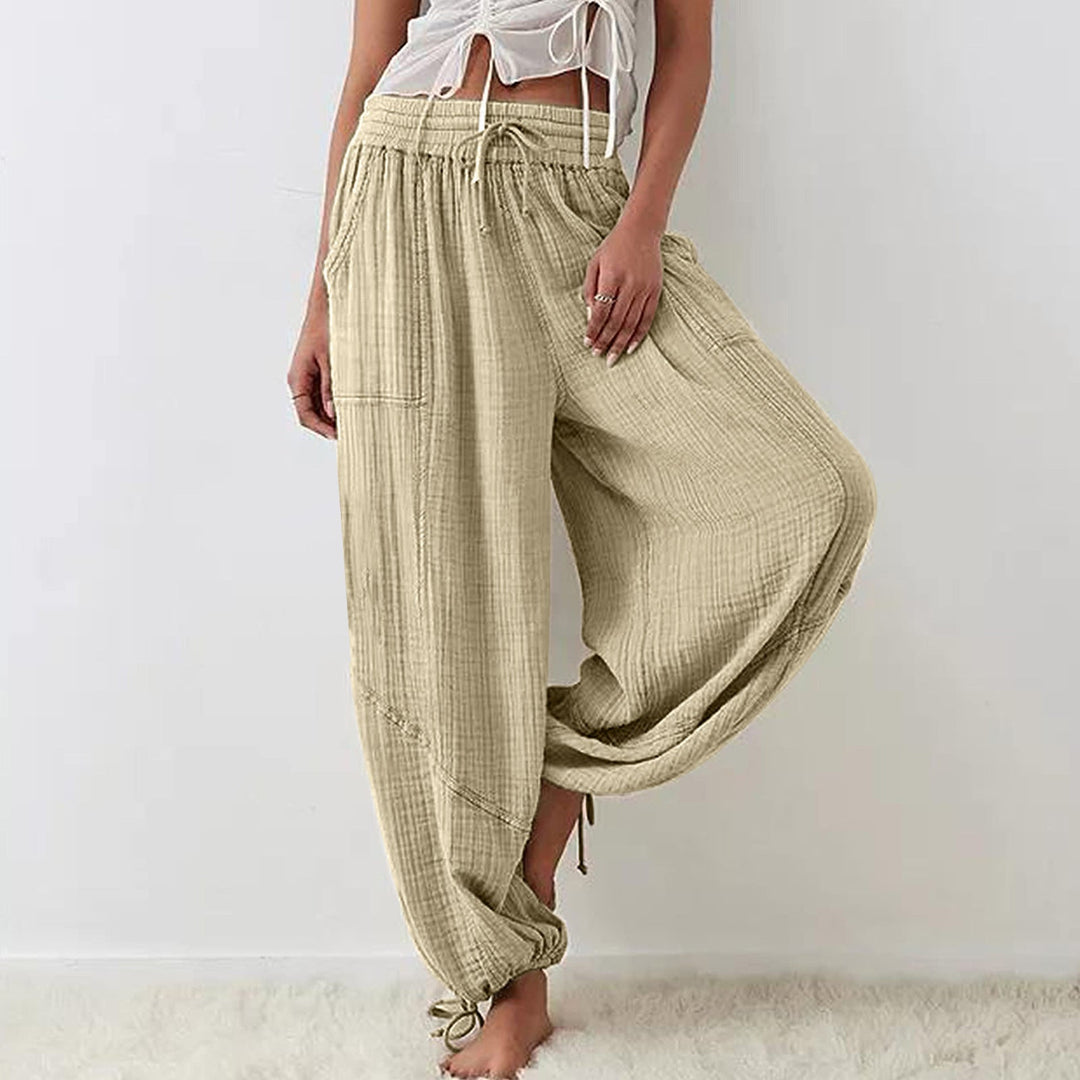 Framsida av mörkblå vida dambyxor med dragsko, rak passform för en casual look