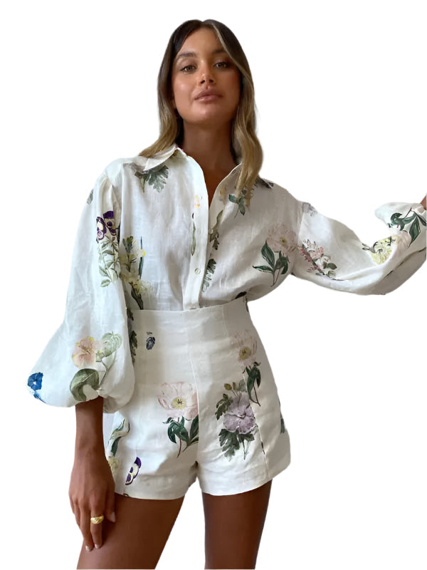 Vitt damset med blommig blus & högmidjade shorts. Perfekt sommarstil för fest & vardag. Romantiska kvinnokläder.