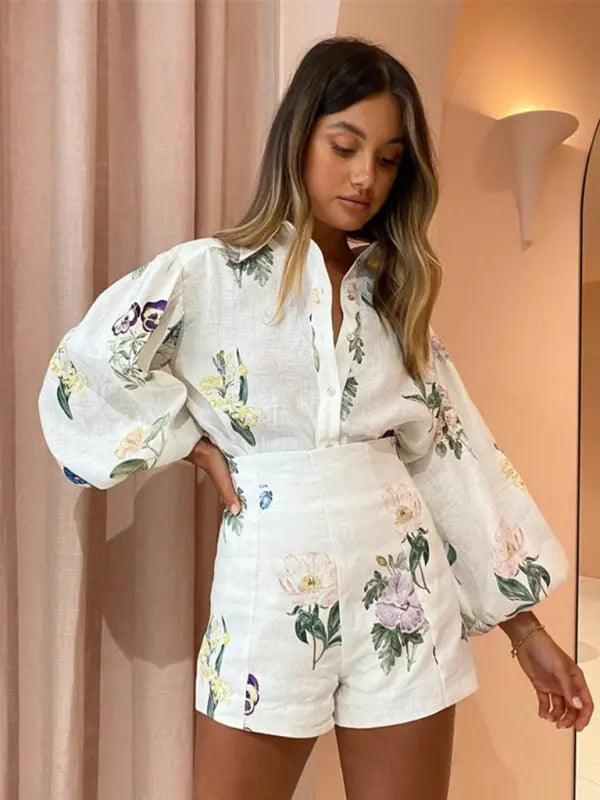 Chict vitt damset: blommig blus & högmidjade shorts. Idealisk sommaroutfit för fest, vardag eller romantik.