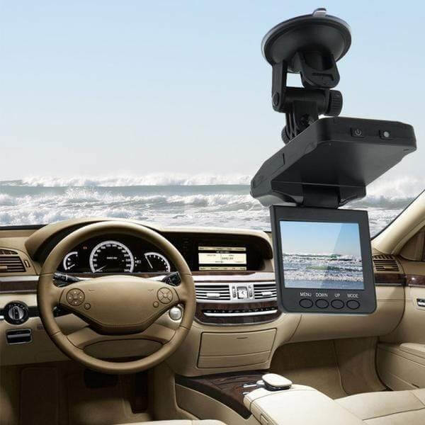 Dashcam i handen, visar dess vridbara funktion för optimal inspelningsvinkel i bilen.